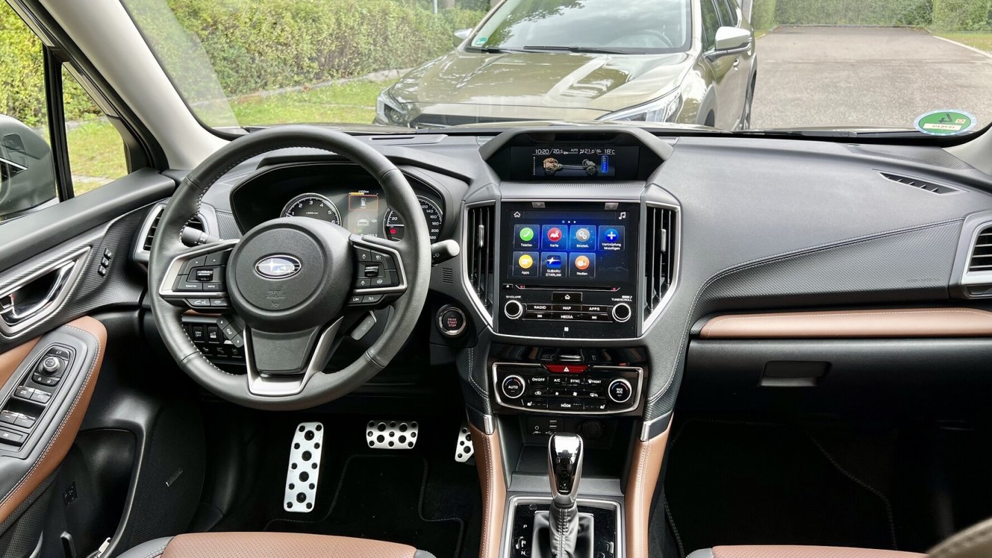 Viele Tasten erleichtern die Bedienung im Subaru Forester.