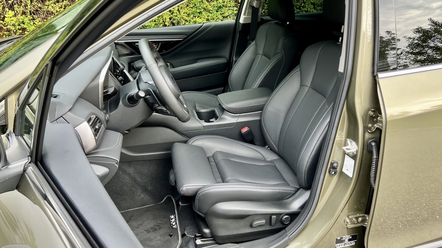 Der Fahrersitz im Outback hat eine ausziehbare Oberschenkelauflage.