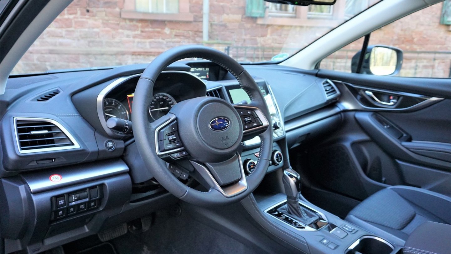 Das Cockpit wirkt auch im Impreza einladend und modern.