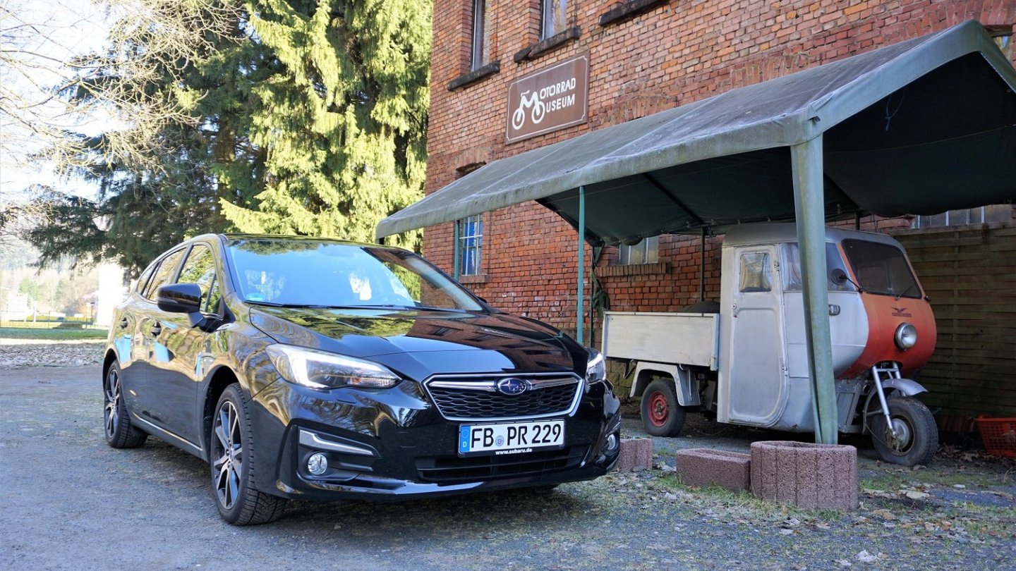 Nur einer von beiden hat Vierradantrieb: der Subaru Impreza 1.6i.
