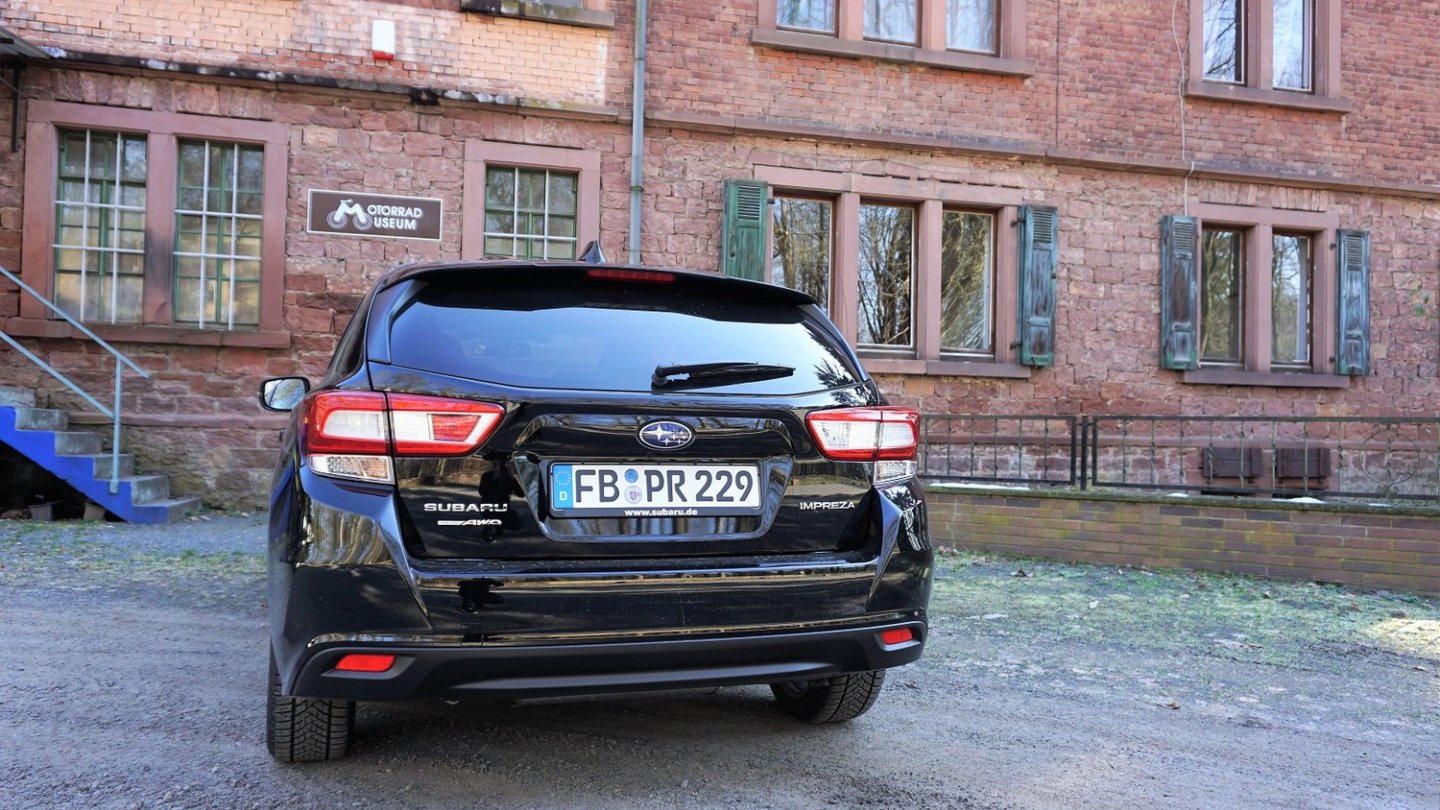 Große Rückleuchten prägen das Impreza-Heck.