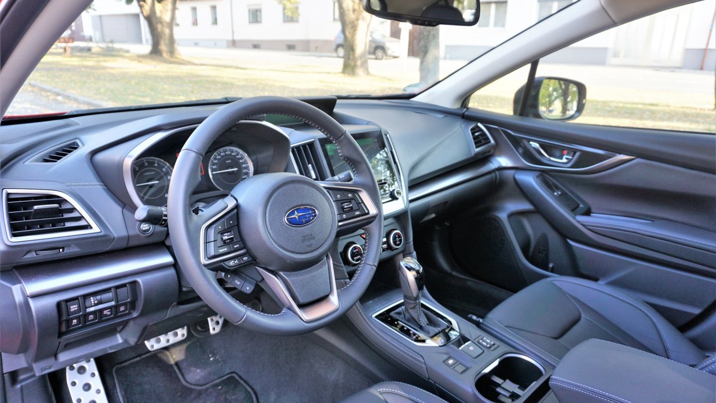 Das Cockpit ist übersichtlich und gut verarbeitet. Die Materalien gefallen.