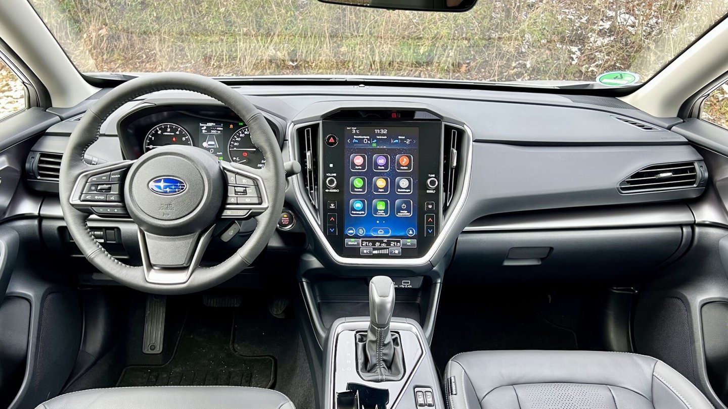 Das große Infotainment-Display ist hochkant angeordnet.