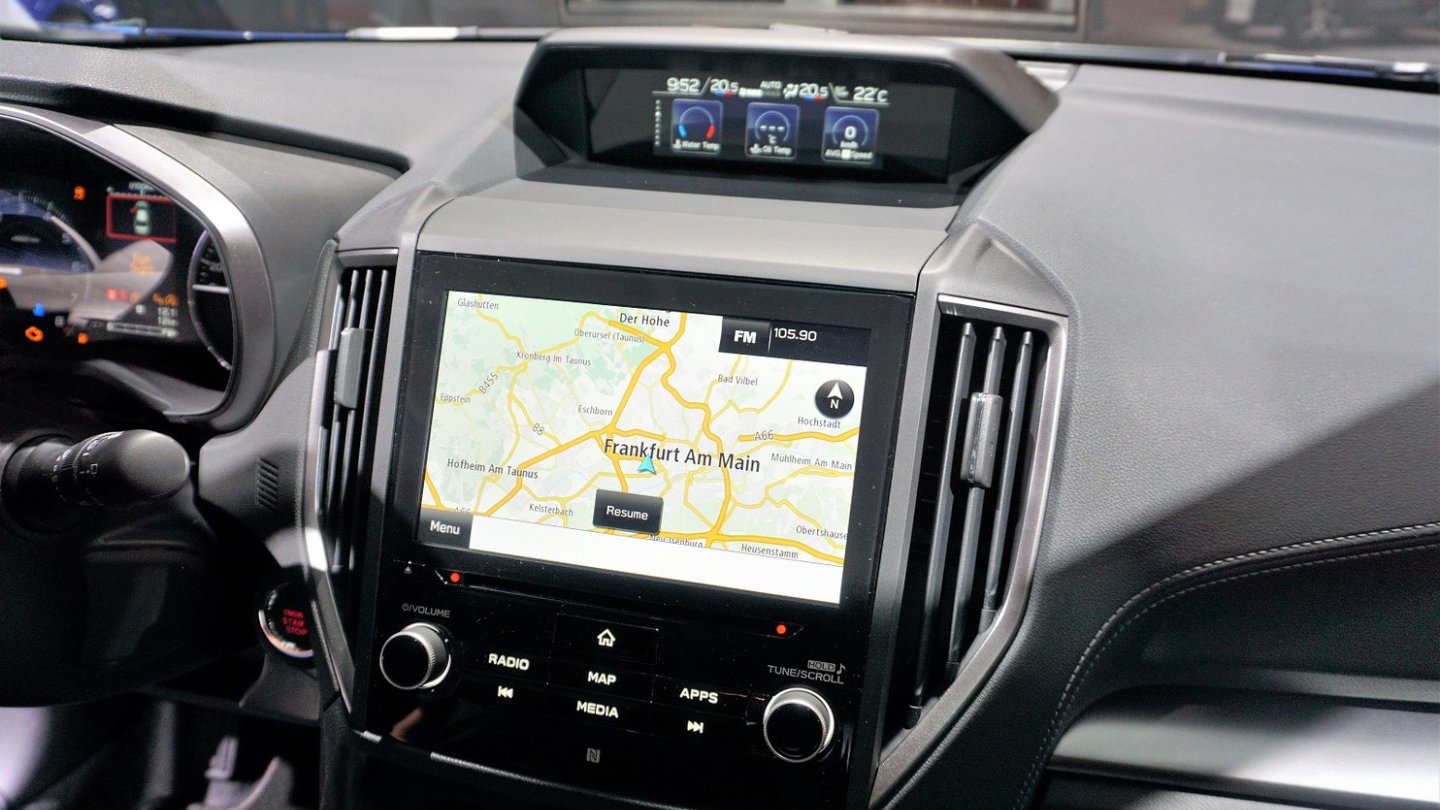 Im Cockpit gibt es ein neues Navigationsgerät mit Touchscreen.