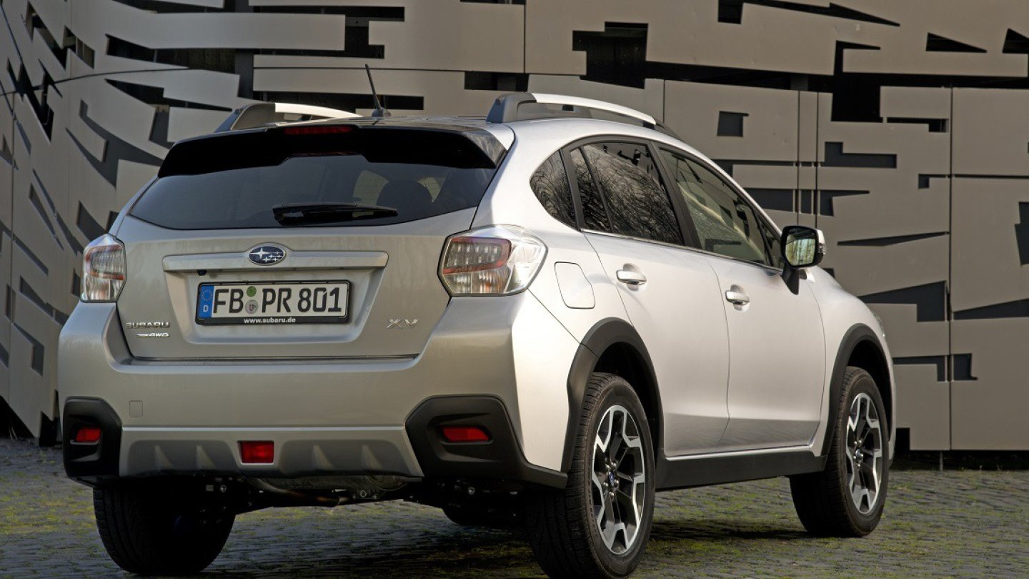 Am Heck gibt es eine neue Leuchtengrafik und einen größeren Dachspoiler.