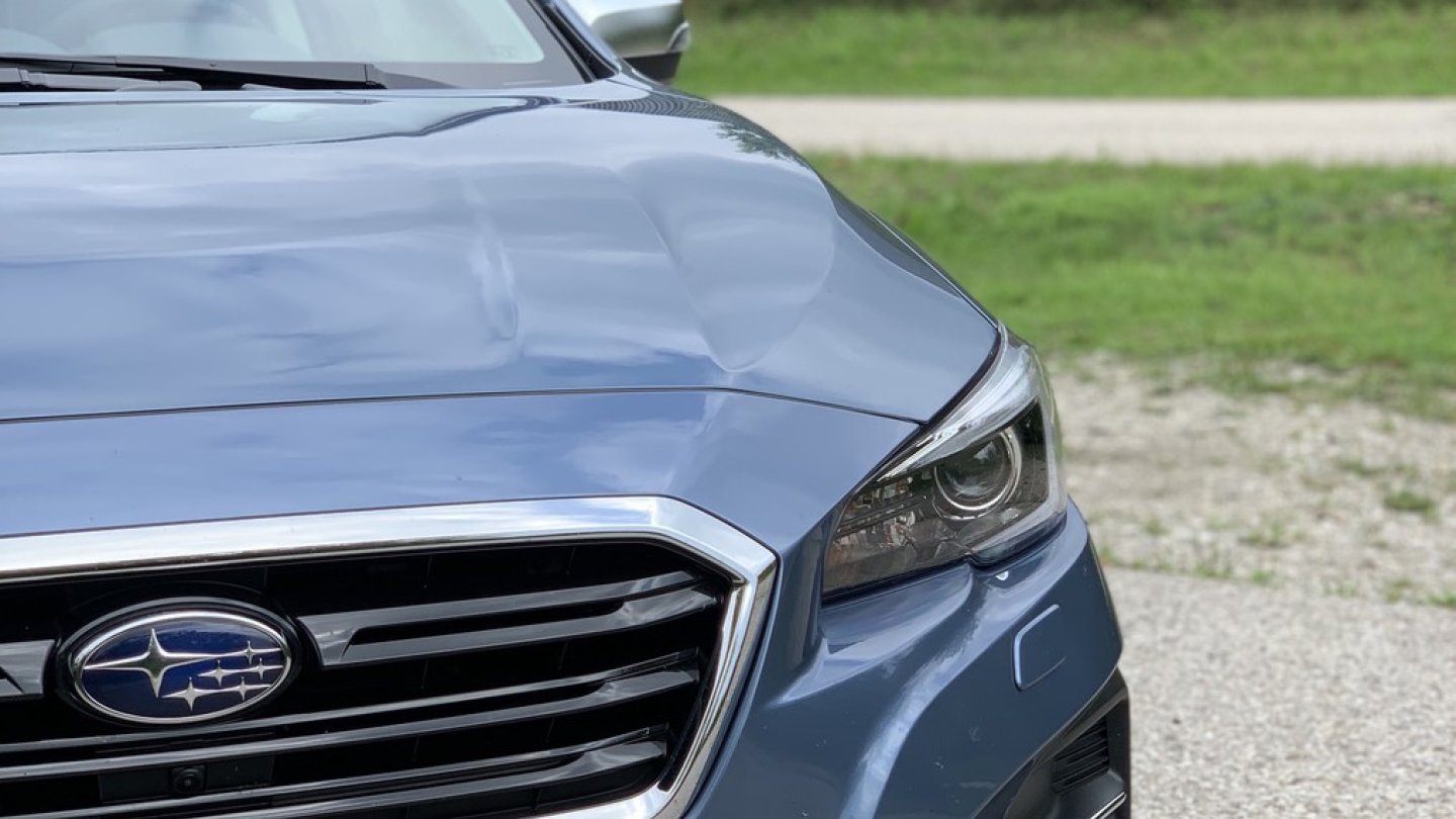 Auch ohne Hutze erinnert die Front an den Subaru WRX STI.