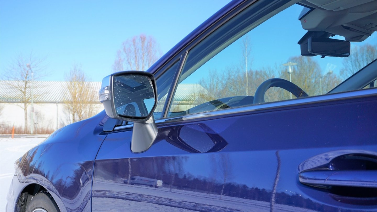 Die augesetzten Außenspiegel und eine schmale A-Säule sorgen für gute Übersicht nach schräg vorne.