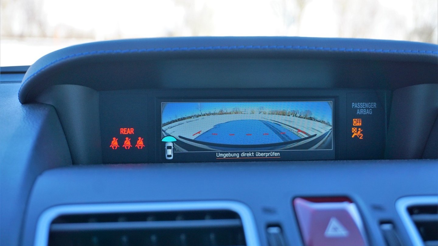 Neu im Modelljahr 2018: Eine Frontkamera im Kühlergrill.