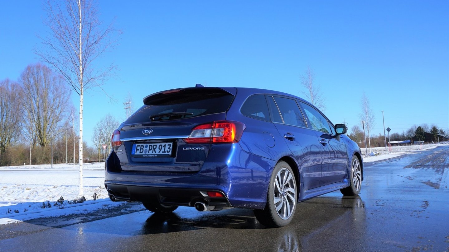 Zwei Endrohre zieren die Heckschürze des Subaru Levorg.