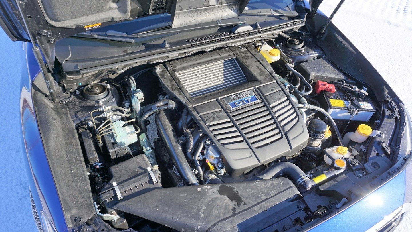 Durch die Öffnung in der Haube wird der Ladeluftkühler für den Turbolader bedient.