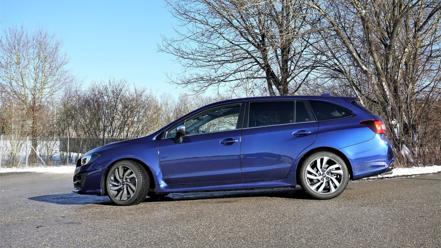 Große Stoßfänger, Seitenschweller und 18-Zoll-Räder besorgen den sportlichen Auftritt des Subaru Levorg.