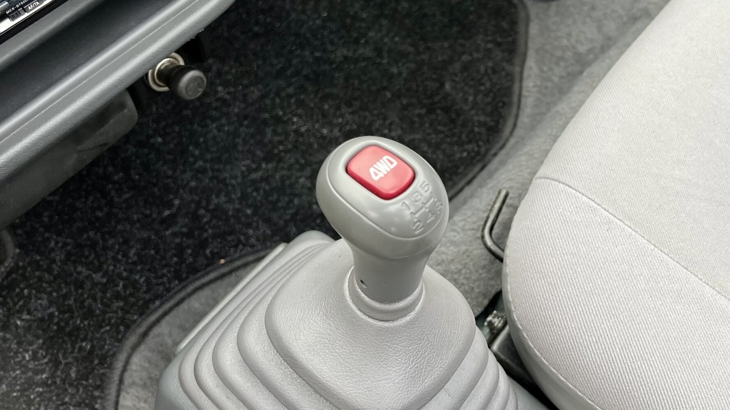 Der Allradantrieb wird über eine Taste am Schalthebel hinzugeschaltet.