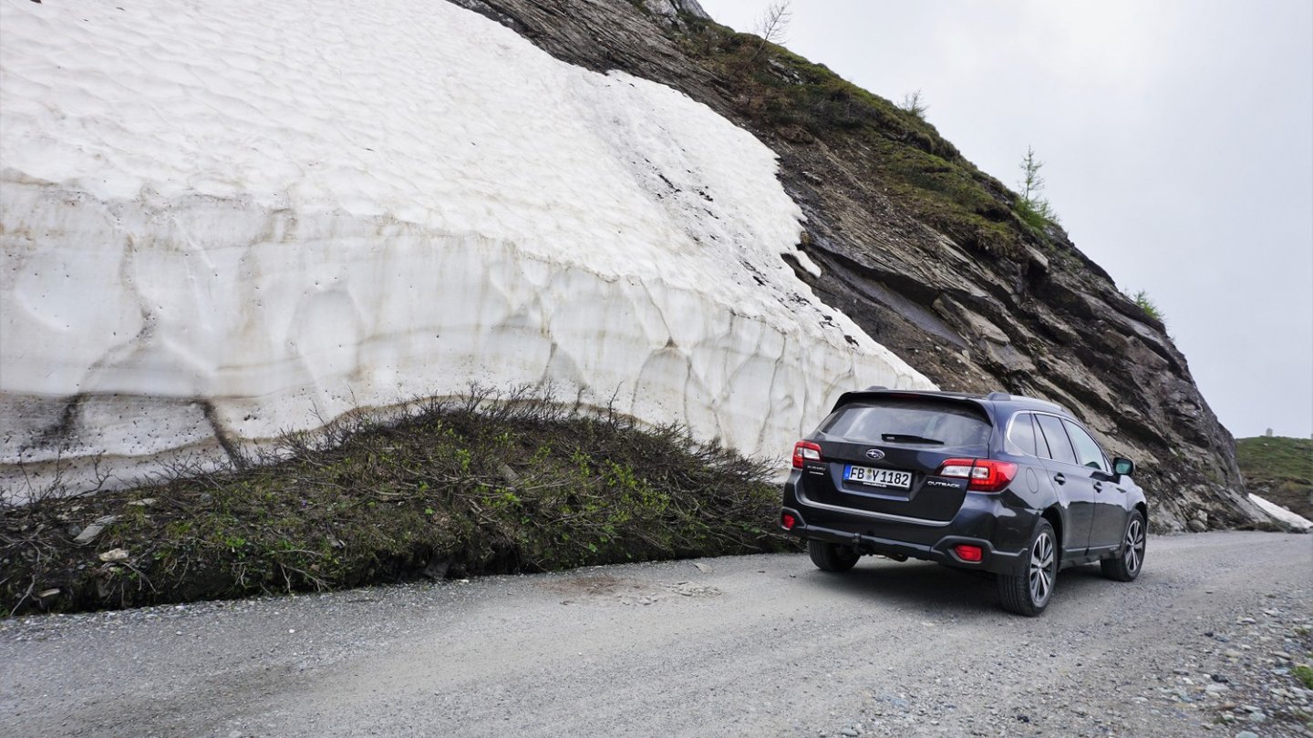Schnee im Juni: Mit dem Subaru Outback auf 2.178 Meter Höhe.