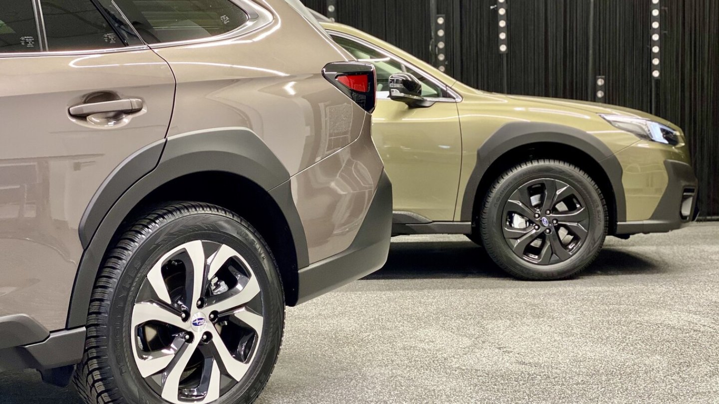 Vorne der Outback Platinum, hinten der Exclusive Cross.