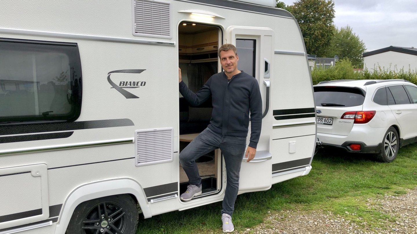 Für zwei Personen bietet der Wohnwagen viel Raum und Komfort.