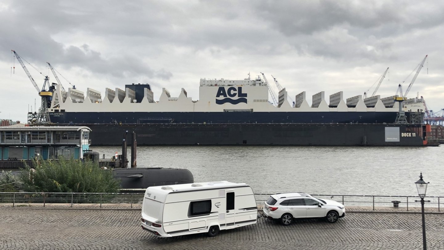 Die große, weite Welt: Das Gespann im Hamburger Hafen.