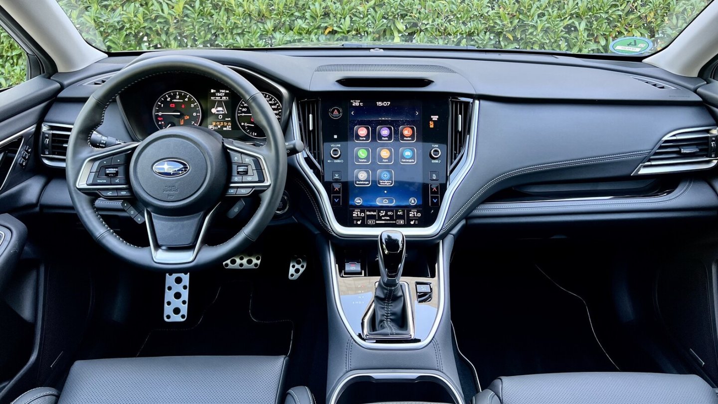 Die Kommandozentrale: Das Outback-Cockpit mit großem Touchscreen.