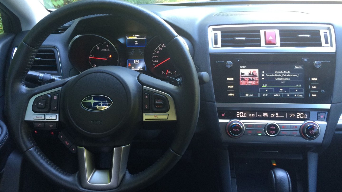 Übersichtlichtes und gut verarbeitetes Cockpit