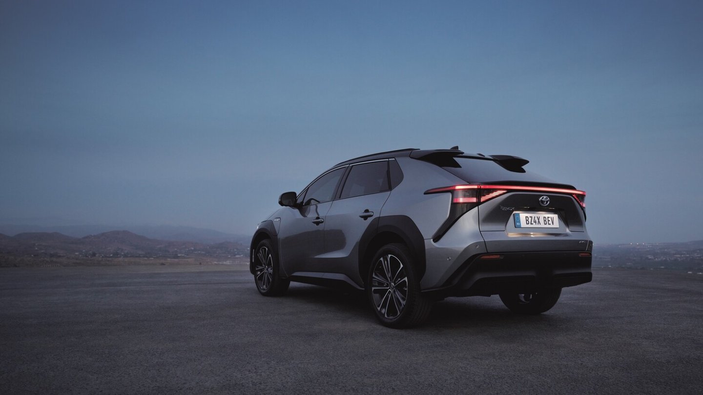 Am Heck gleichen sich die Brüder, hier der Toyota.