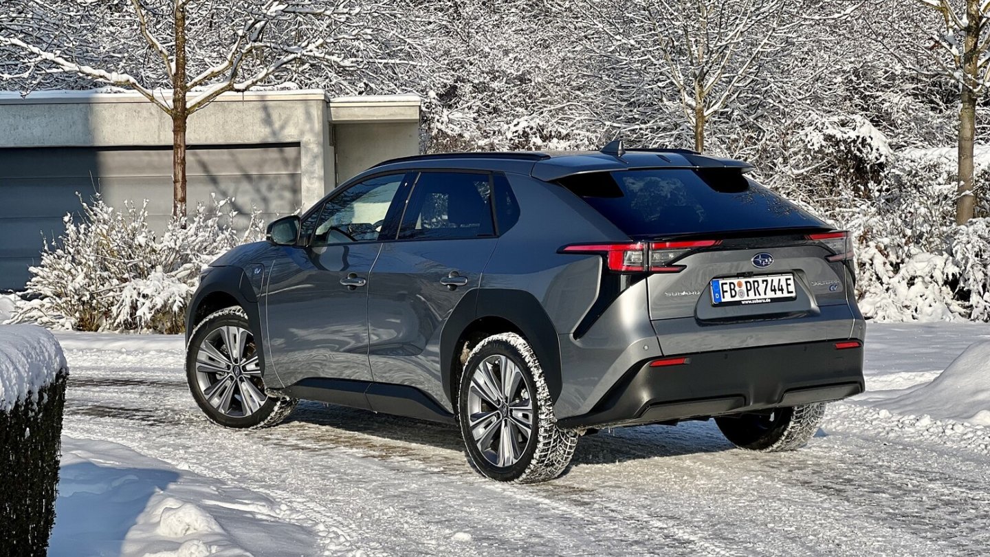 Der Subaru Solterra fährt immer mit zwei Motoren und Allradantrieb vor.