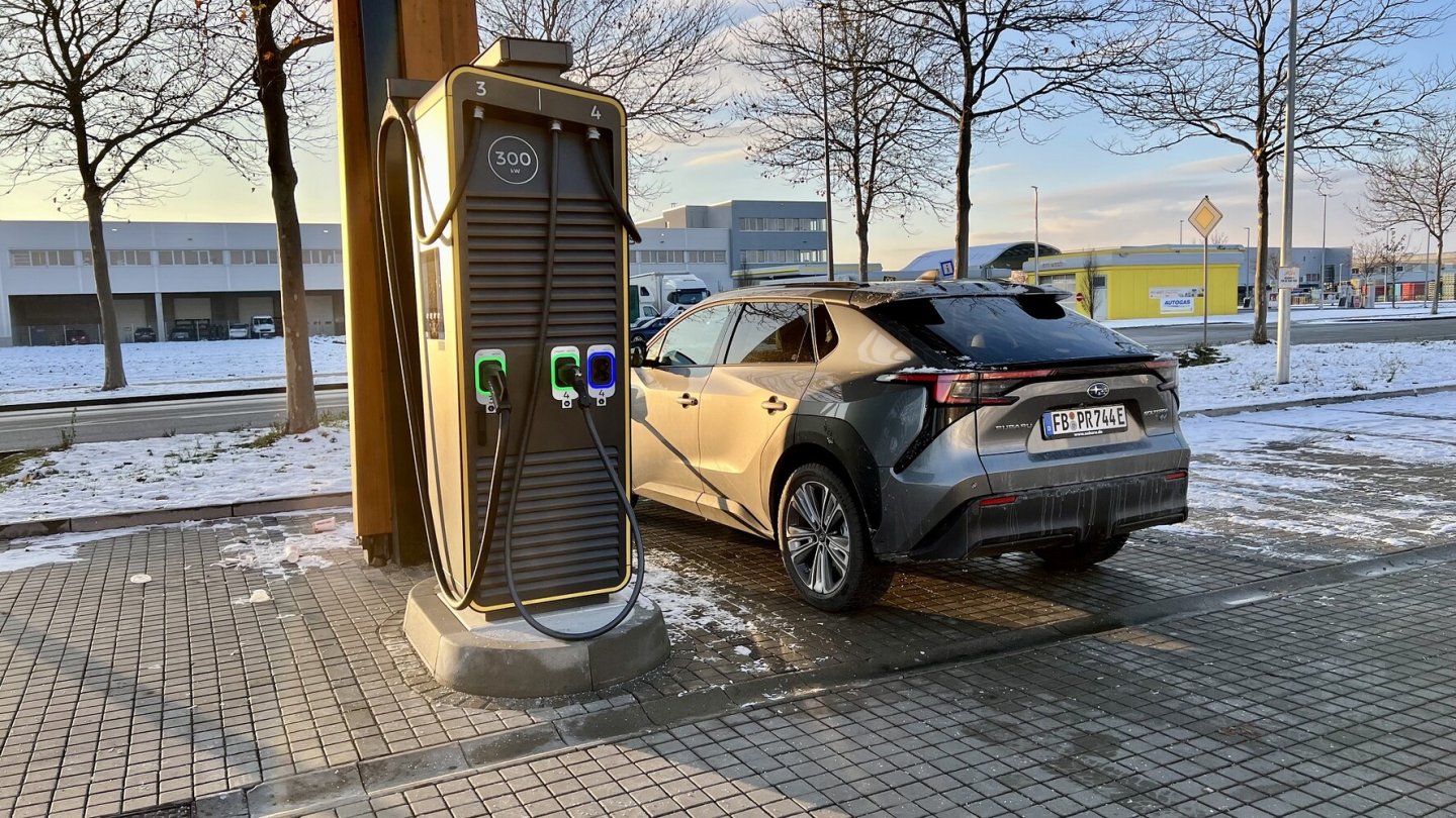 Im Winter rückt die versprochene Ladeleistung in 150 kW in weite Ferne.