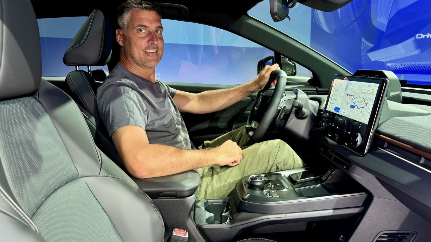 Auch große Menschen finden auf dem Fahrerplatz des Subaru Uncharted viel Platz.