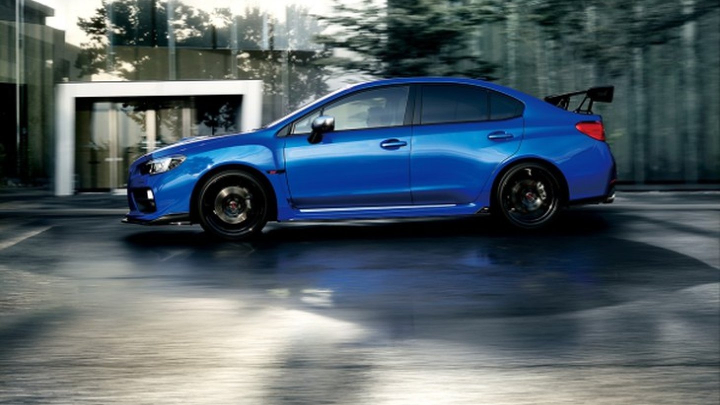 Mit dem NBR Challenge Paket thront ein mächtiger Flügel auf dem Kofferraumdeckel.