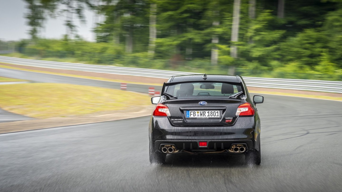 Die Lenkung des Subaru WRX STI erfordert Armarbeit. Ein Sportwagen für Macher.