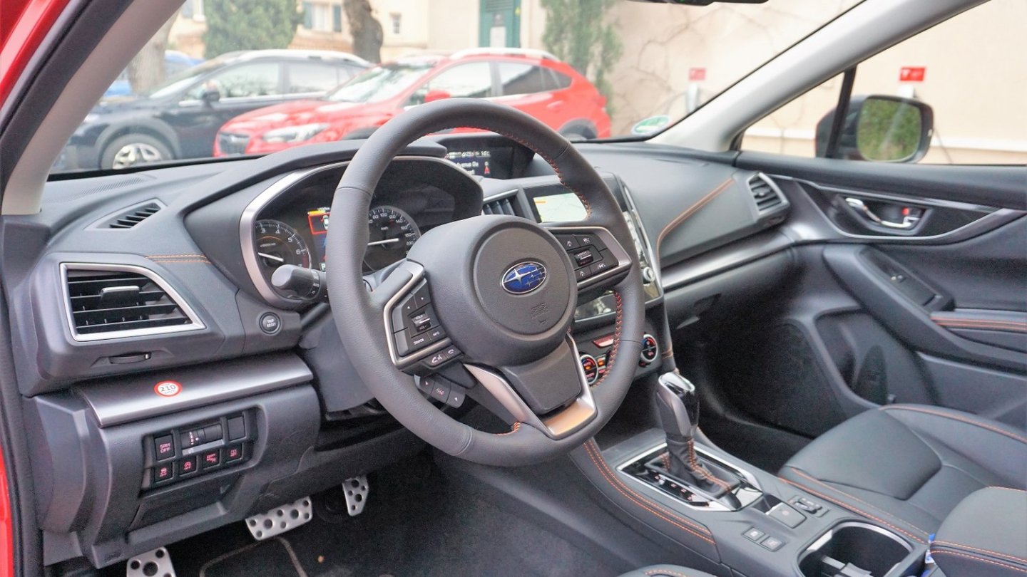 Gut verarbeitetes Cockpit mit neuem Infotainmentsystem in der Mittelkonsole.