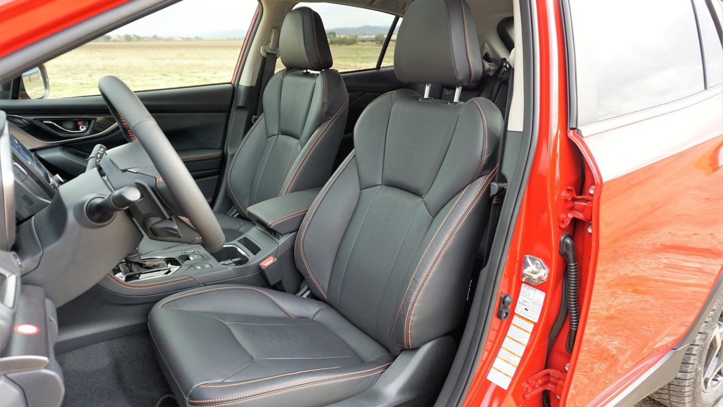 Bequeme Vordersitze ohne großartigen Seitenhalt, dafür mit oranger Kontrastnaht.