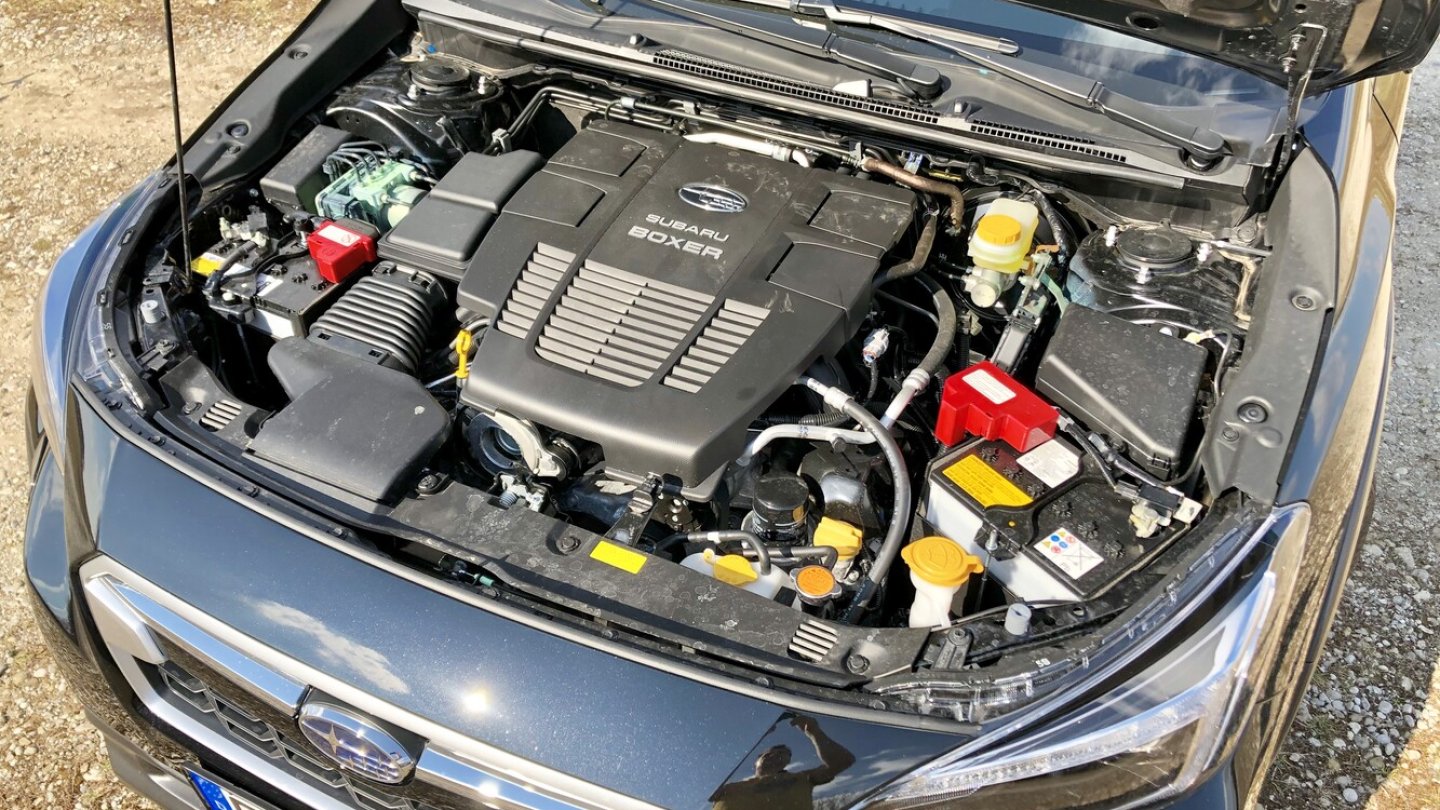 Der Boxermotor leistet 150 PS, der E-Antrieb steckt im Gehäuse der Lineartronic.