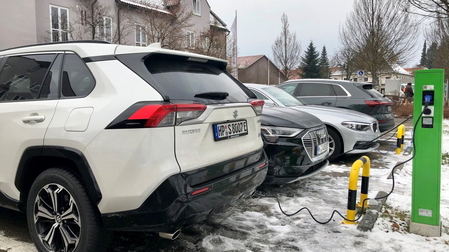 An der Ladesäule parkt der Japaner circa fünf Stunden.