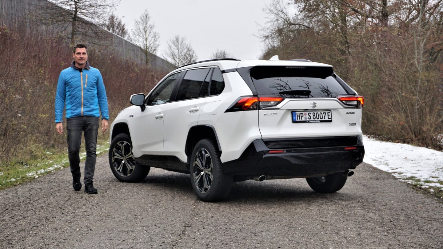 Am Heck unterscheiden den Across nur Logo und Schritzüge vom RAV4.