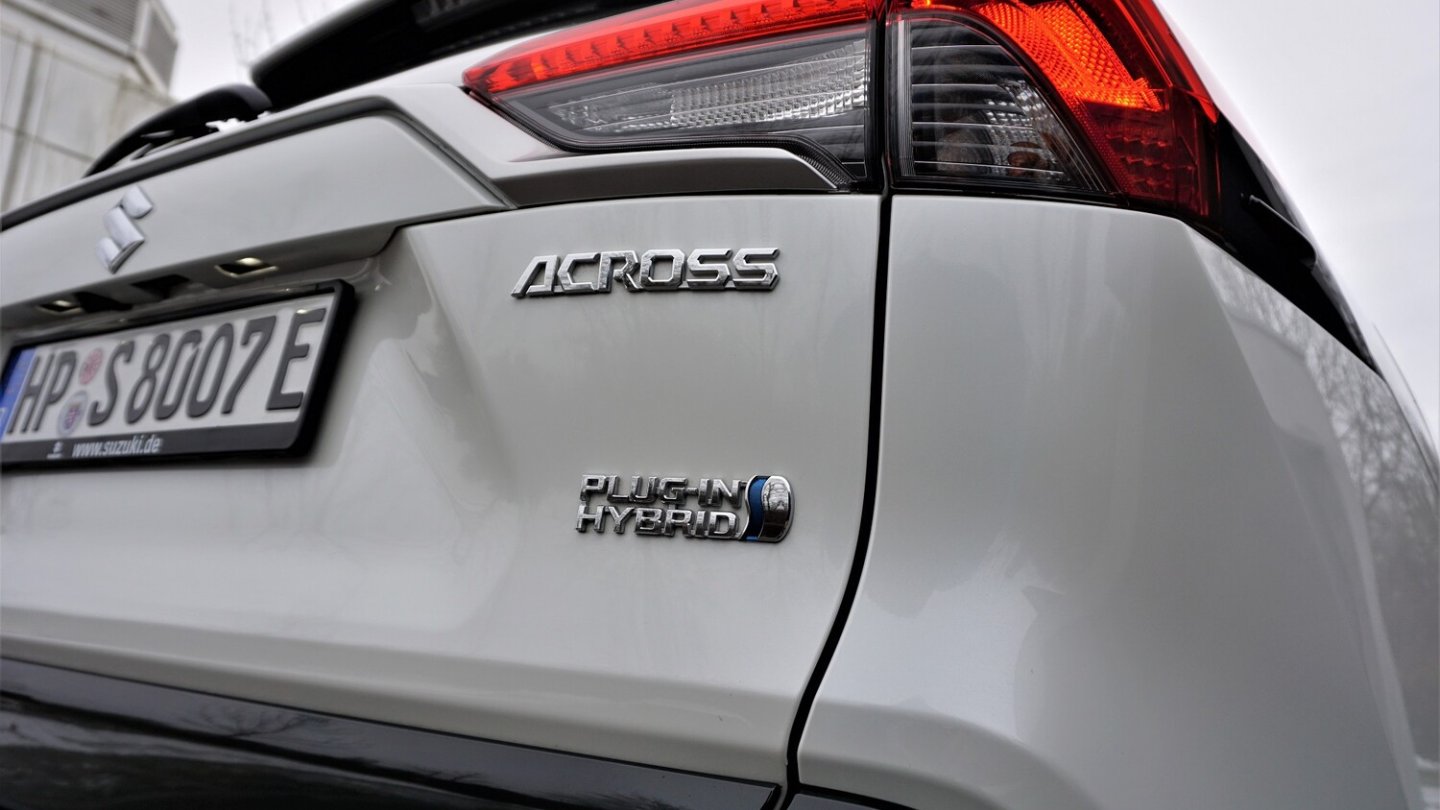 Das Plug-in-Hybrid-Logo stammt von Toyota.