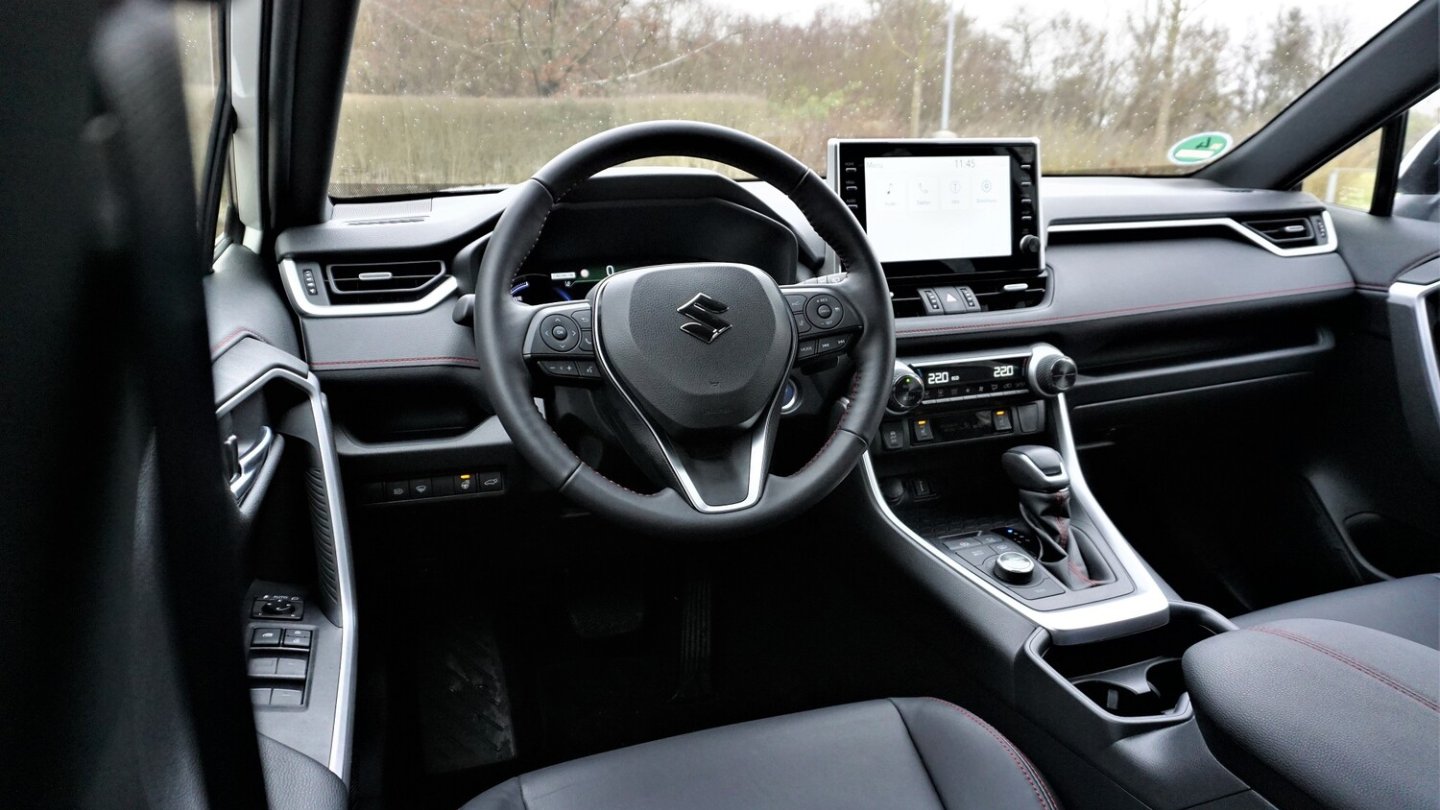 Lenkrad und Windschutzscheibe lassen sich beheizen.