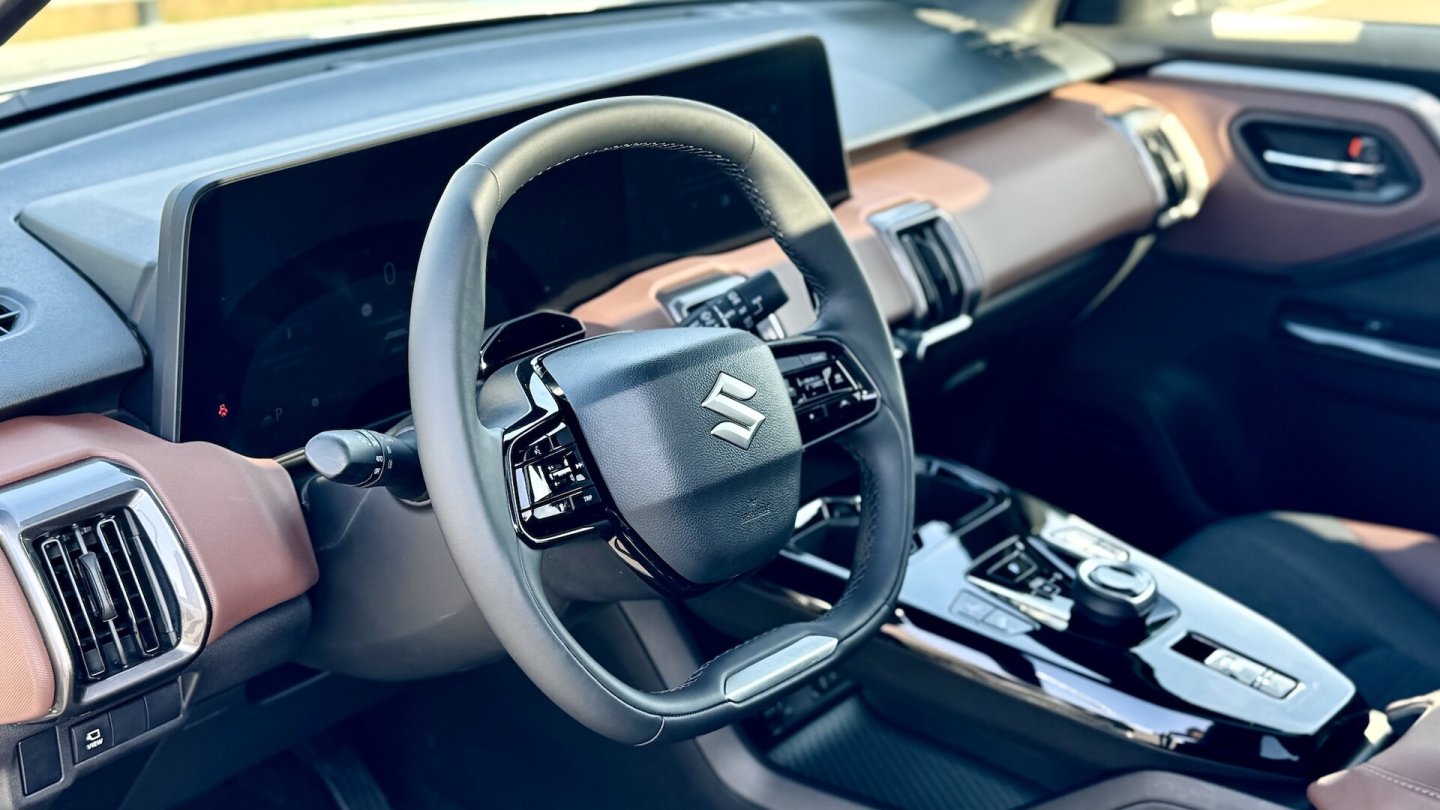 Gut sortiertes Cockpit mit teilweise einfachen Materialien, zumindest im Vorserienauto.