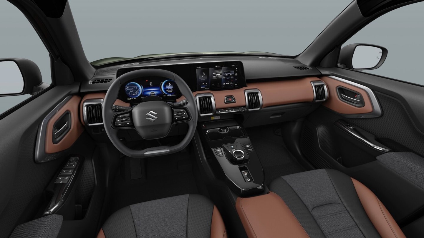 Das Lenkrad des Suzuki eVitara ist oben und unten abgeflacht.