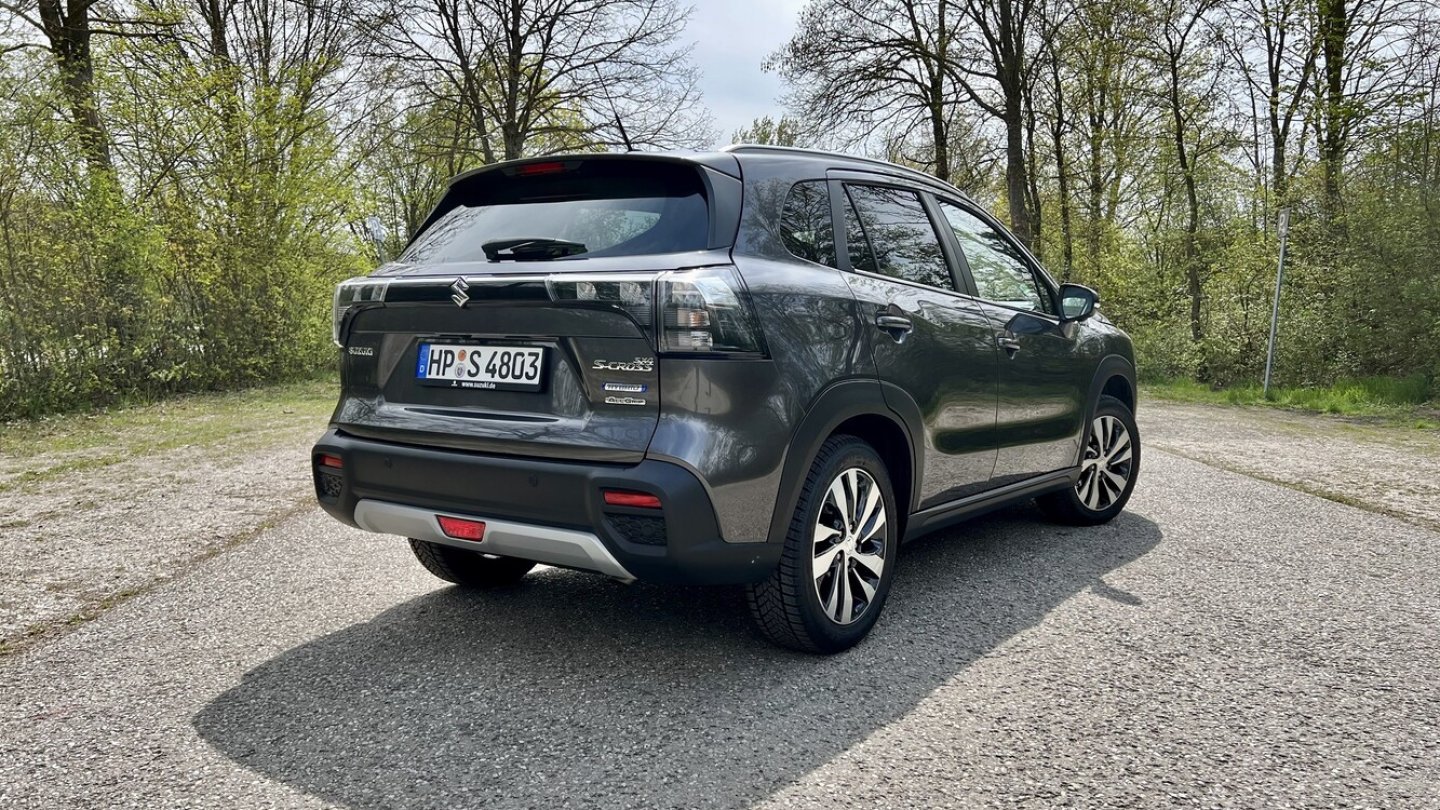 Mehr Kanten als bisher zeigt der Suzuki S-Cross auch am Heck.