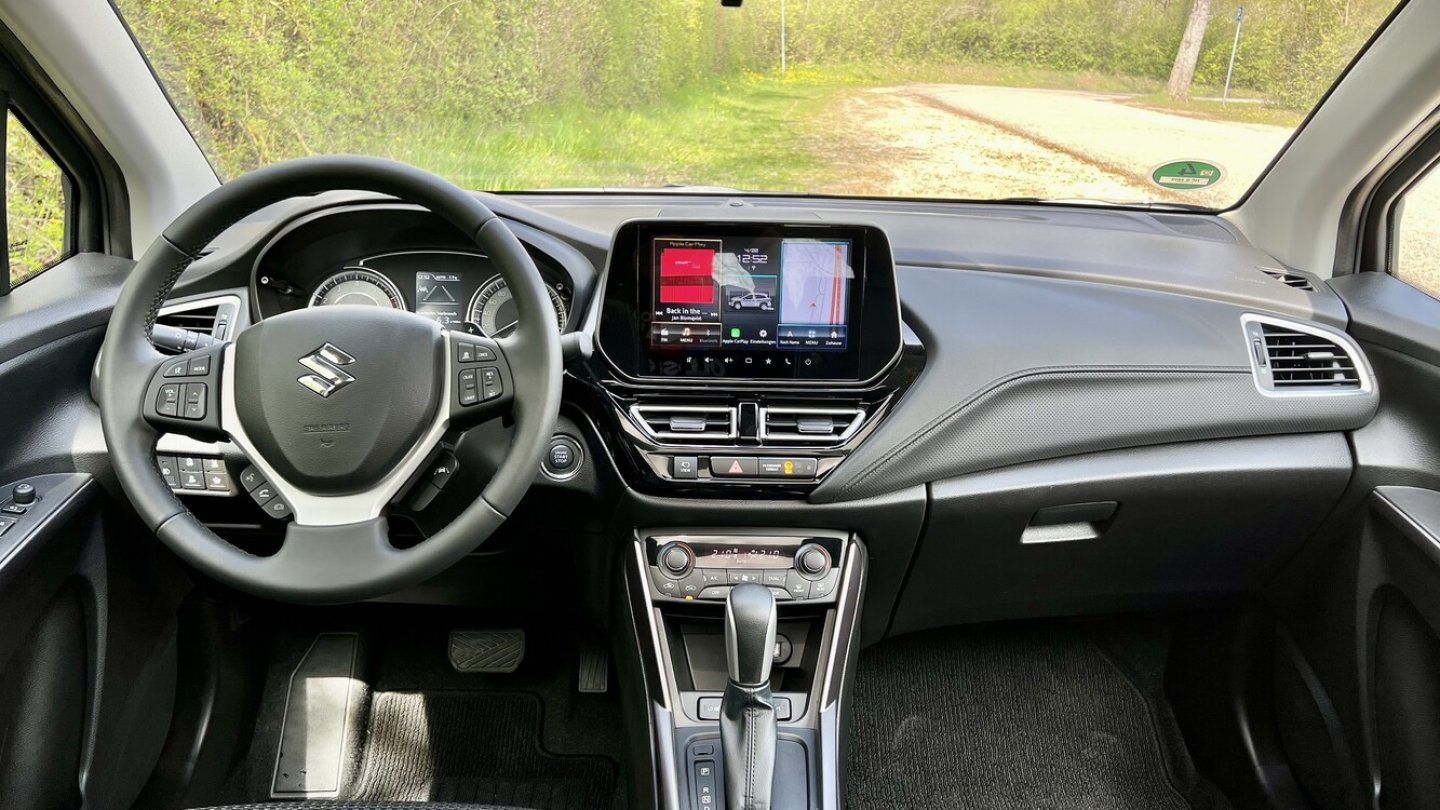 Das Cockpit des Suzuki S-Cross, hier mit Automatik-Wählhebel.