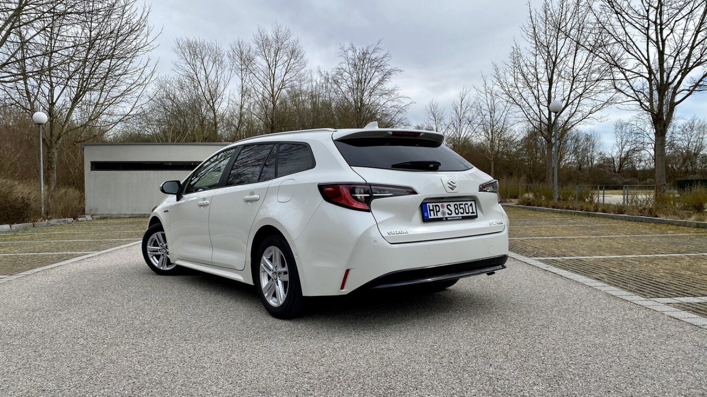 Einzige Option für den Suzuki Swace ist eine Metalliclackierung.