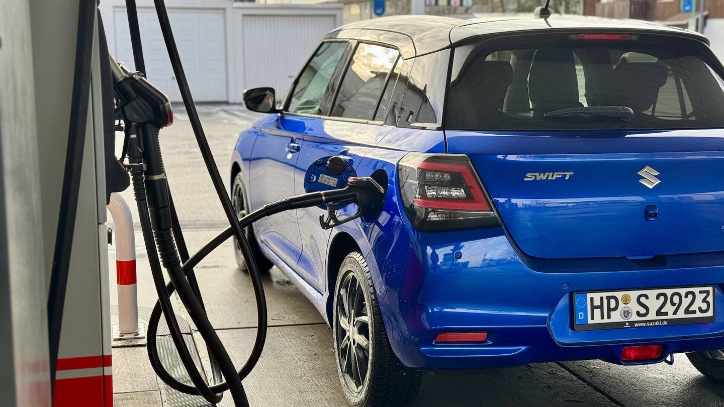 Allzu oft muss der Suzuki Swift nicht an der Zapfsäule halten.