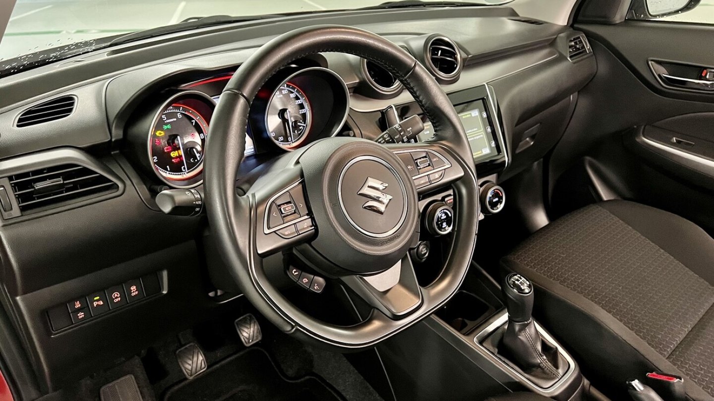 Hängende Zeiger in den Instrumenten erinnern an Suzuki-Motorräder.