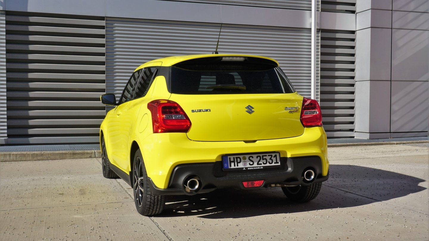 Zwei Endrohre und ein Diffusor kennzeichnen den Swift Sport.