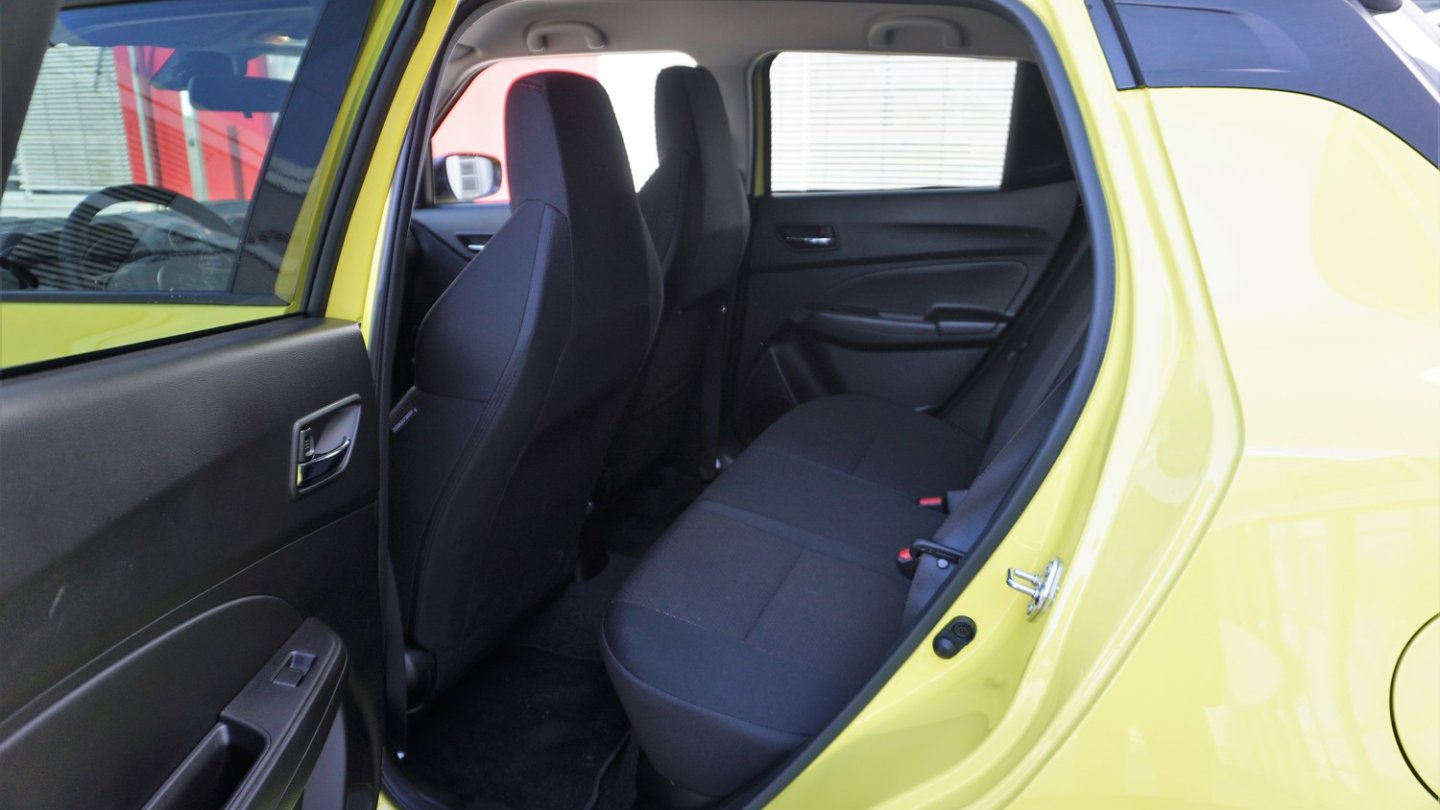 Die Sicht nach vorne wird durch die Sportsitze eingeschränkt.