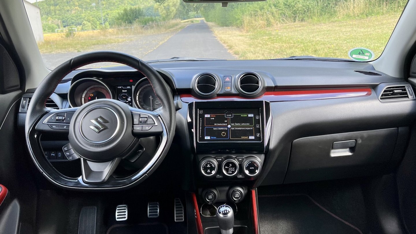 Übersichtliche Armaturen, das Infotainmentsystem ist knopflos.