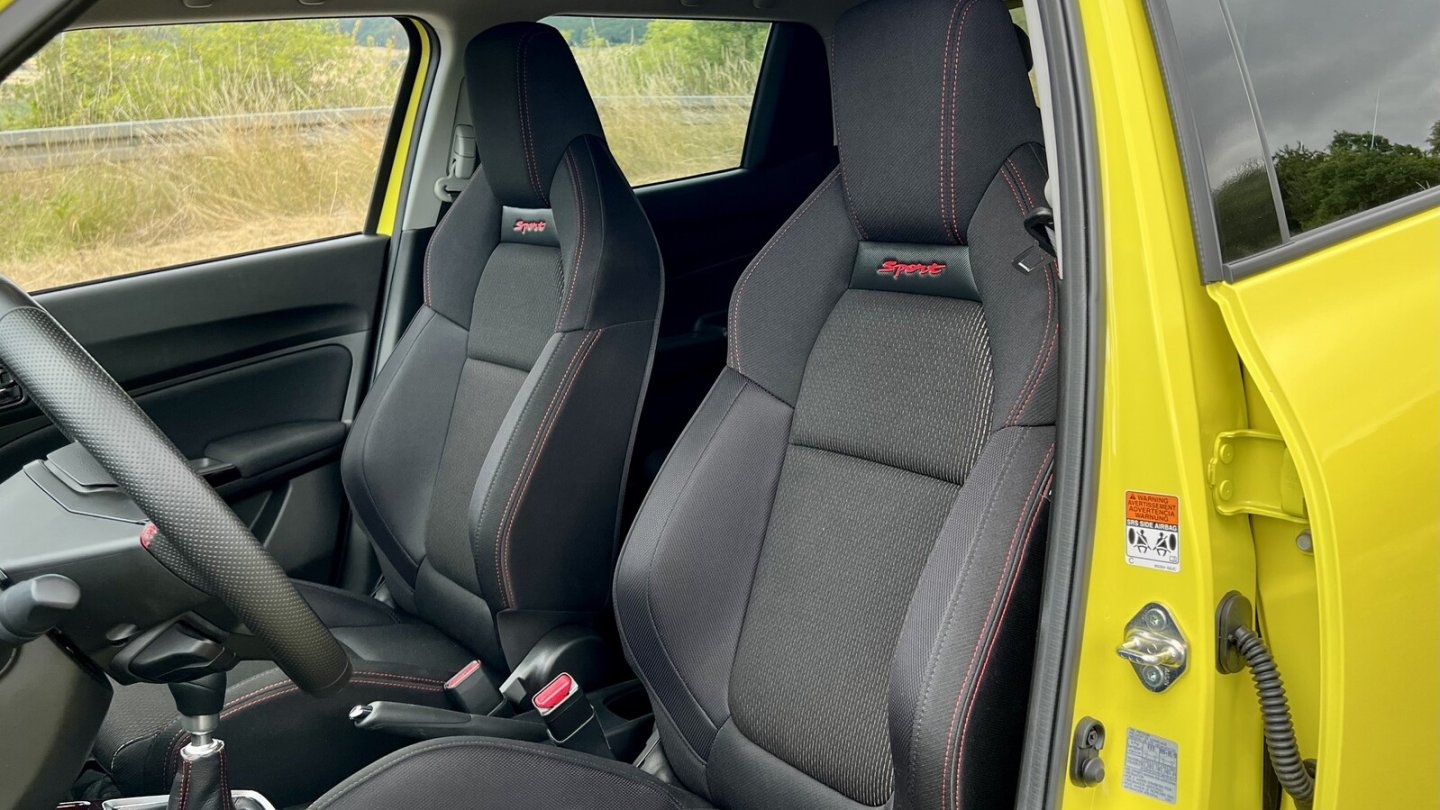 Die Sportsitze bieten ausreichenden Seitenhalt und sind auch für große Menschen bequem.