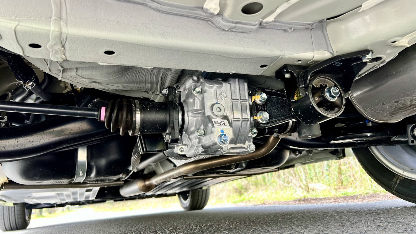 Unter dem Heck gibt sich der Allrad-Swift zu erkennen. Suzuki nennt ihn Allgrip.