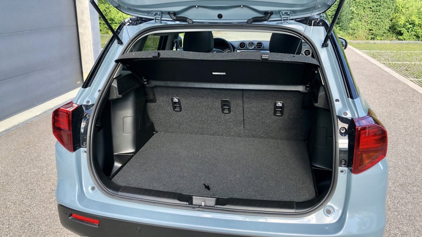 Der Kofferraum hat einen doppelten Ladeboden.