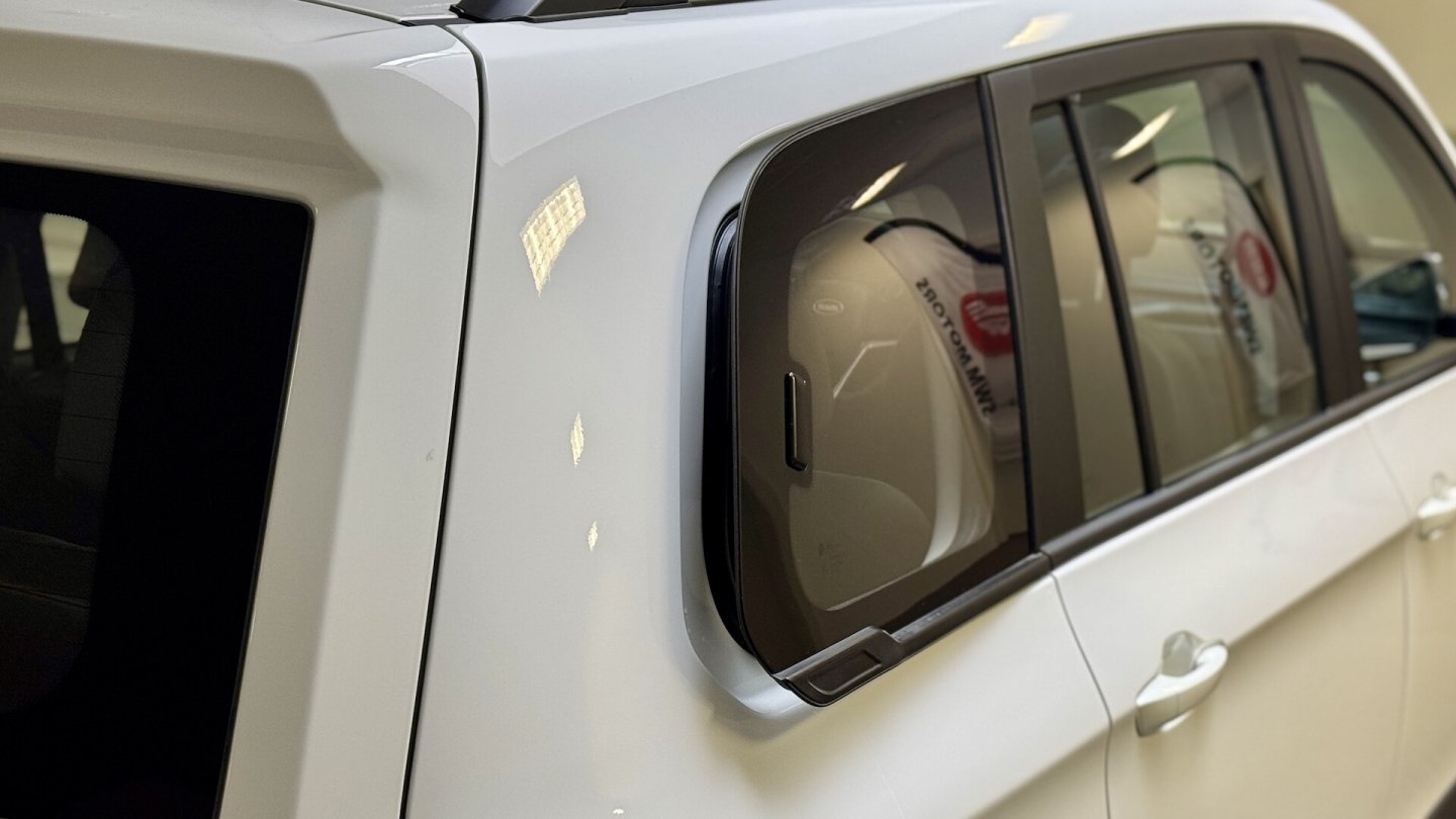 Frischluft ganz hinten - es gibt manuell bedienbare Ausstellfenster.