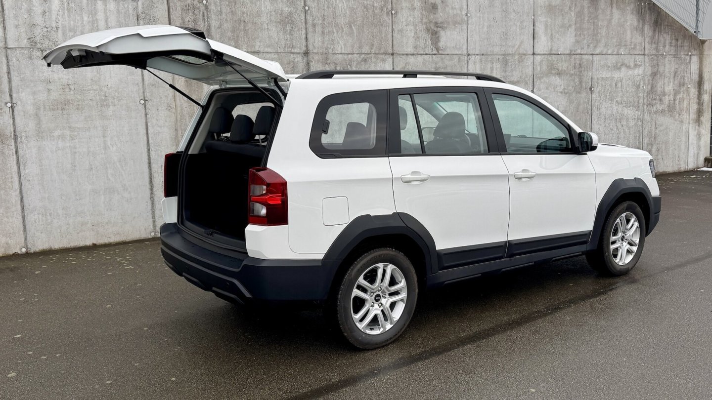 Die große Heckklappe könnte man auch zum Wartehäuschen einer Bushaltestelle umfunktionieren.